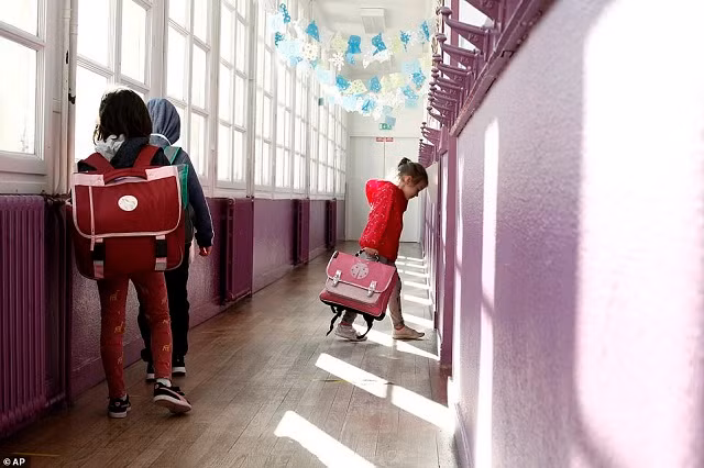 Hình ảnh lạ lẫm, đáng yêu học sinh thế giới quay lại lớp học sau phong tỏa ảnh 6