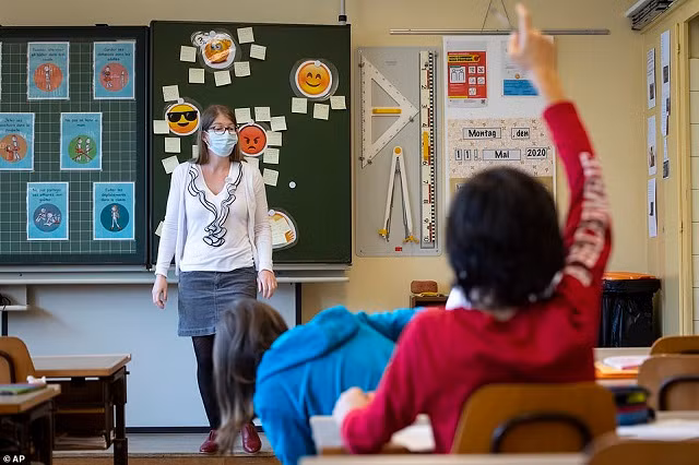 Hình ảnh lạ lẫm, đáng yêu học sinh thế giới quay lại lớp học sau phong tỏa ảnh 15