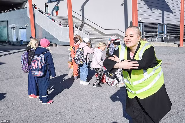 Hình ảnh lạ lẫm, đáng yêu học sinh thế giới quay lại lớp học sau phong tỏa