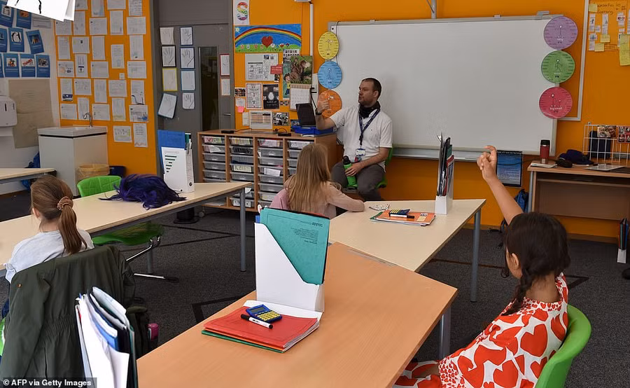 Hình ảnh lạ lẫm, đáng yêu học sinh thế giới quay lại lớp học sau phong tỏa ảnh 9