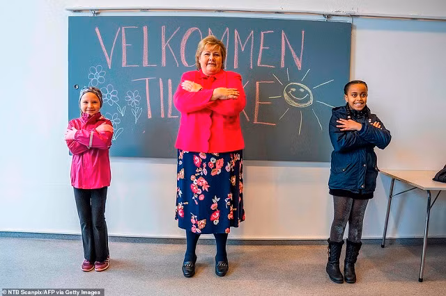 Hình ảnh lạ lẫm, đáng yêu học sinh thế giới quay lại lớp học sau phong tỏa ảnh 14