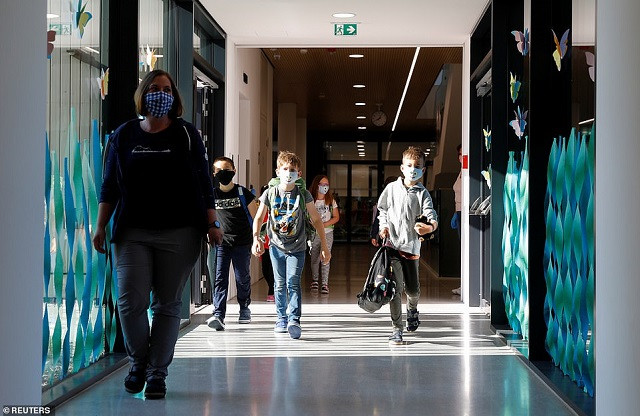 Học sinh nhiều quốc gia phấn khích đi học trở lại ảnh 10