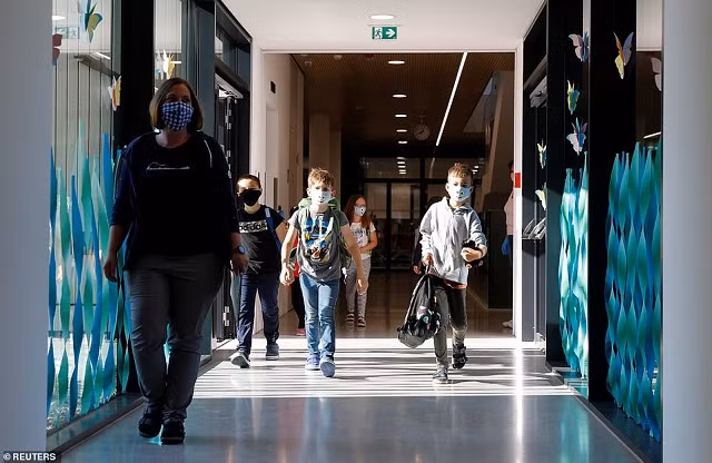 Học sinh nhiều quốc gia phấn khích đi học trở lại ảnh 10