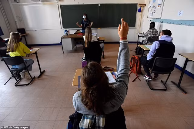 Học sinh nhiều quốc gia phấn khích đi học trở lại ảnh 7