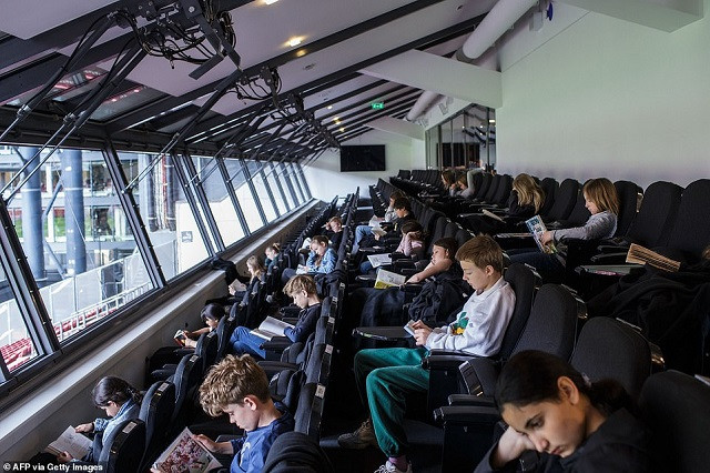 Học sinh nhiều quốc gia phấn khích đi học trở lại ảnh 22