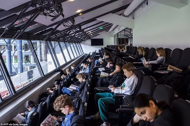 Học sinh nhiều quốc gia phấn khích đi học trở lại ảnh 22