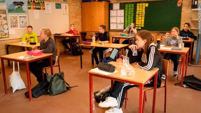 Nhiều quốc gia lo ngại mở cửa trường học khiến Covid-19 lây lan hơn ảnh 1