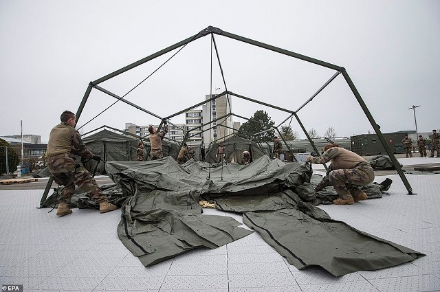 Chùm ảnh: Pháp khẩn trương xây bệnh viện dã chiến quân đội