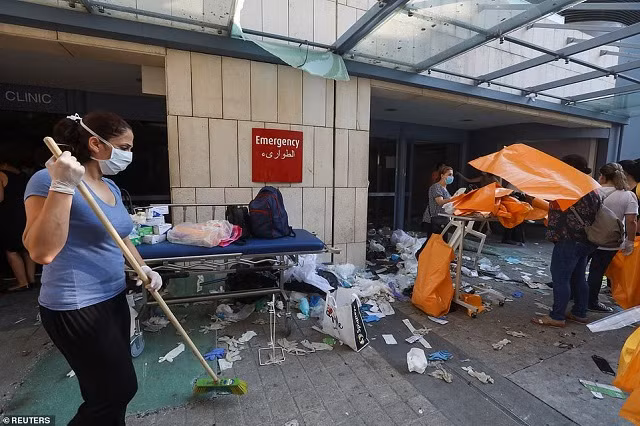 Cảnh tan hoang như tận thế sau vụ nổ gây động đất ở Beirut ảnh 9