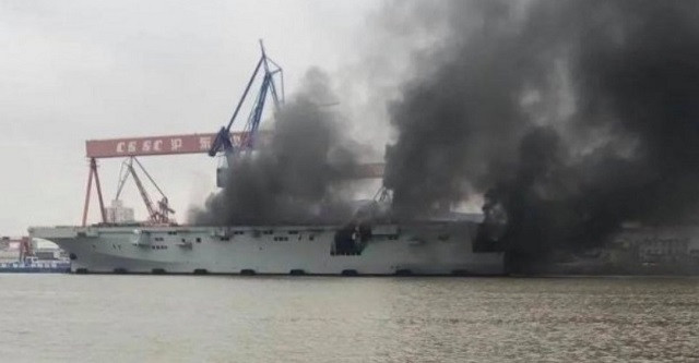 Tàu tấn công đổ bộ Trung Quốc bốc cháy chưa rõ nguyên nhân