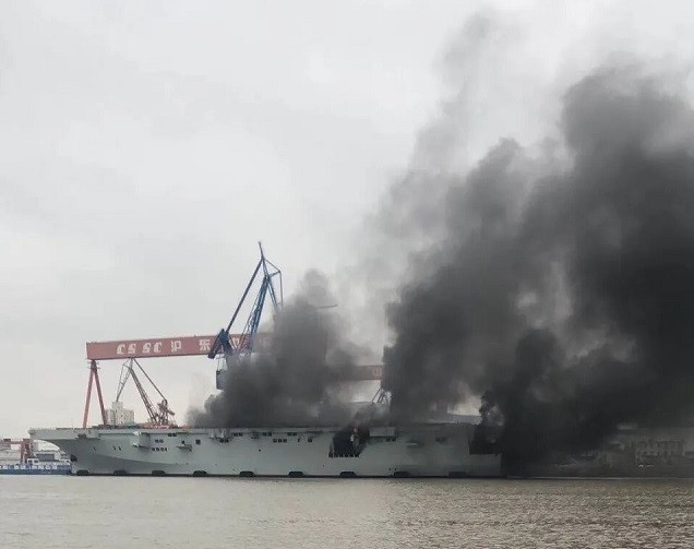 Tàu tấn công đổ bộ Trung Quốc bốc cháy chưa rõ nguyên nhân ảnh 1