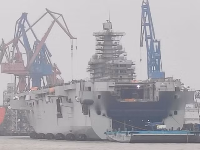 Tàu tấn công đổ bộ Trung Quốc bốc cháy chưa rõ nguyên nhân ảnh 4