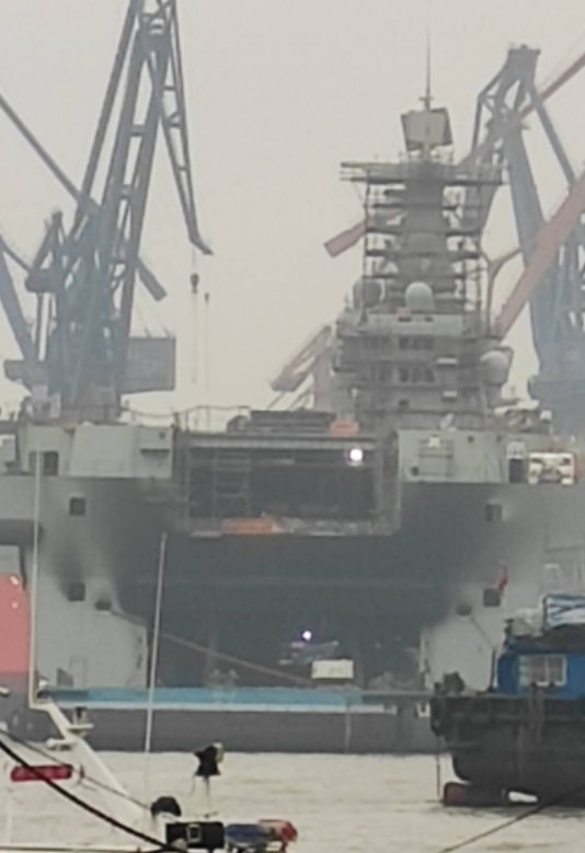 Tàu tấn công đổ bộ Trung Quốc bốc cháy chưa rõ nguyên nhân ảnh 3