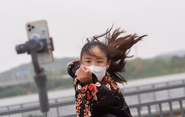 Xem cô giáo Vũ Hán "thị phạm" bài giảng võ thuật trực tuyến ảnh 4