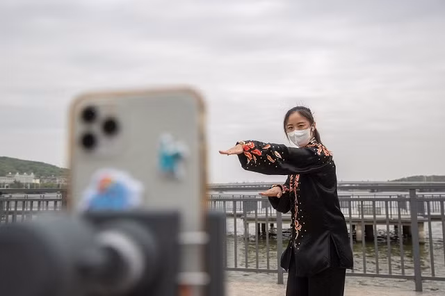 Xem cô giáo Vũ Hán "thị phạm" bài giảng võ thuật trực tuyến ảnh 2