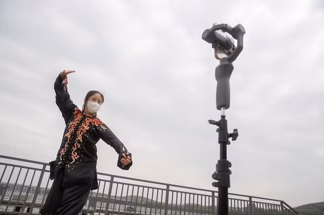 Xem cô giáo Vũ Hán "thị phạm" bài giảng võ thuật trực tuyến ảnh 3