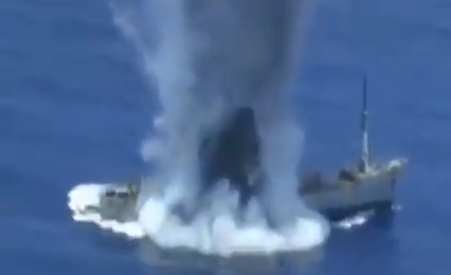 Hy Lạp: Tàu ngầm phóng ngư lôi đánh chìm mục tiêu trên biển Hy Lạp: Tàu ngầm phóng ngư lôi đánh chìm mục tiêu trên biển