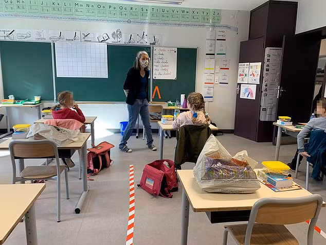 Sững sờ hình ảnh giãn cách trong trường học Pháp ảnh 2