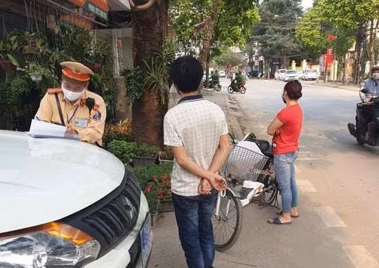 Hà Nội: Phạt hàng trăm trường hợp vi phạm công tác phòng, chống dịch Covid-19 ảnh 1