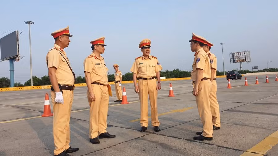 CSGT ra quân tổng kiểm tra phương tiện giao thông cơ giới đường bộ ảnh 1