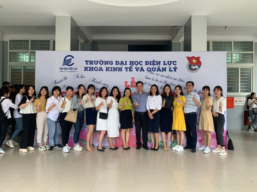 Tình thầy, nghĩa bạn đầy cảm xúc ngày chia tay ảnh 5 Tình thầy, nghĩa bạn đầy cảm xúc ngày chia tay ảnh 5