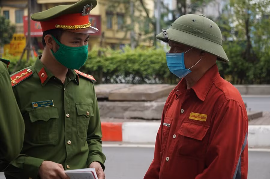 Ngày đầu Hà Nội thực hiện cách ly: Đường phố vắng vẻ, xử lý nghiêm không đeo khẩu trang ảnh 2