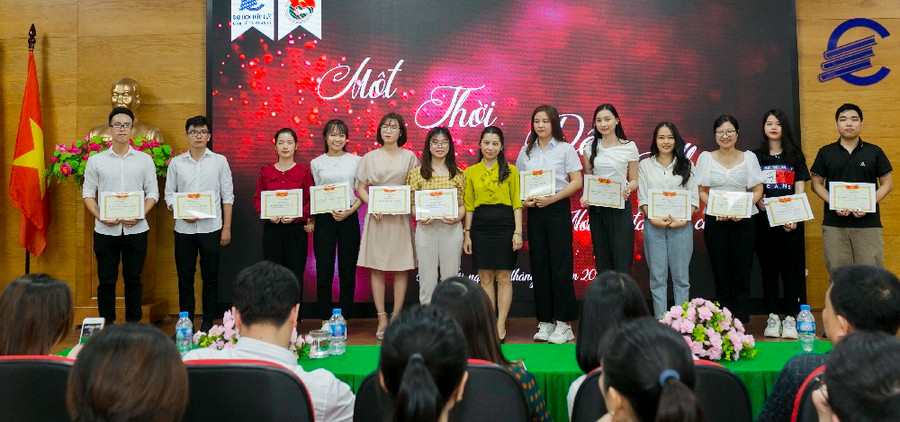 Tình thầy, nghĩa bạn đầy cảm xúc ngày chia tay ảnh 2