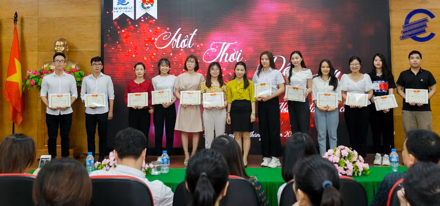 Tình thầy, nghĩa bạn đầy cảm xúc ngày chia tay ảnh 2