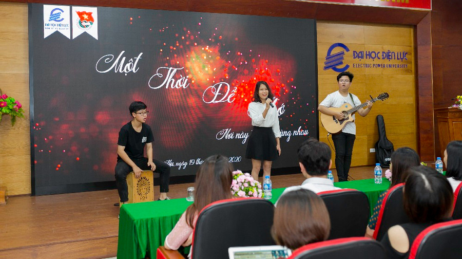 Tình thầy, nghĩa bạn đầy cảm xúc ngày chia tay