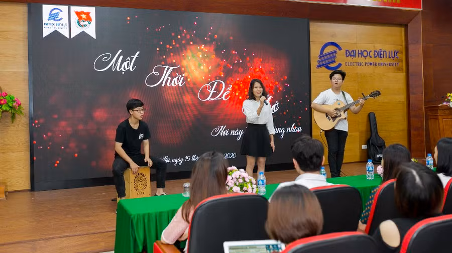 Tình thầy, nghĩa bạn đầy cảm xúc ngày chia tay