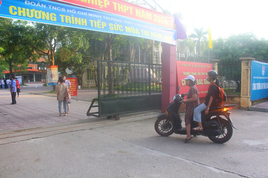 Bắc Giang: Phụ huynh hồi hộp chờ thí sinh thi môn Ngữ văn ảnh 1