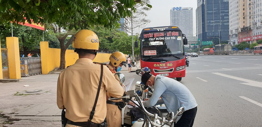 Theo chân CSGT "trảm" xe khách chạy tốc độ “rùa bò”
