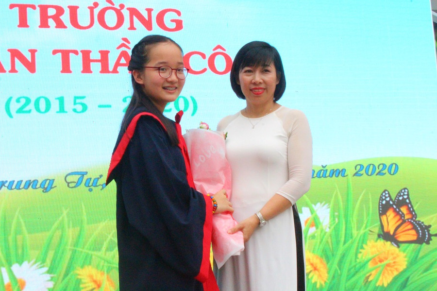 Thầy cô biểu diễn văn nghệ tặng trò trong lễ bế giảng ảnh 3