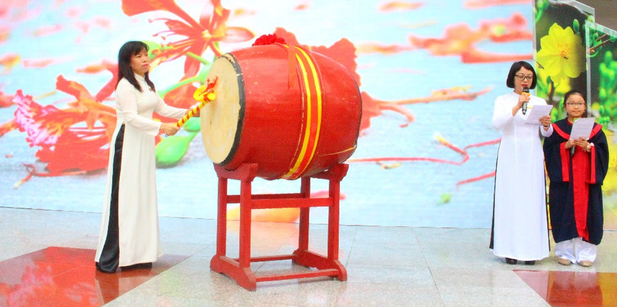 Thầy cô biểu diễn văn nghệ tặng trò trong lễ bế giảng ảnh 1