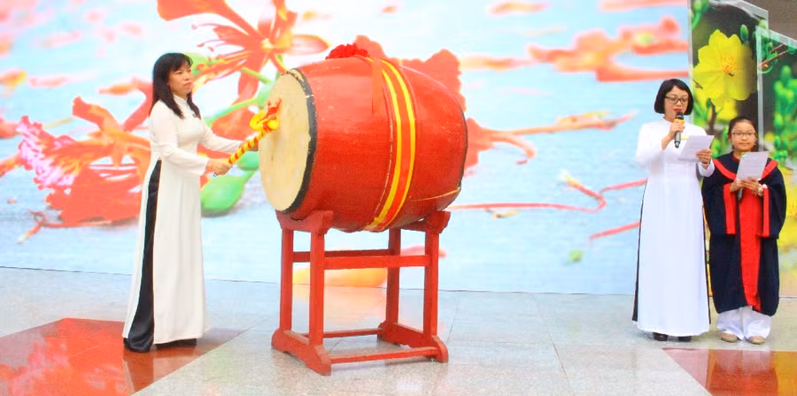 Thầy cô biểu diễn văn nghệ tặng trò trong lễ bế giảng ảnh 1