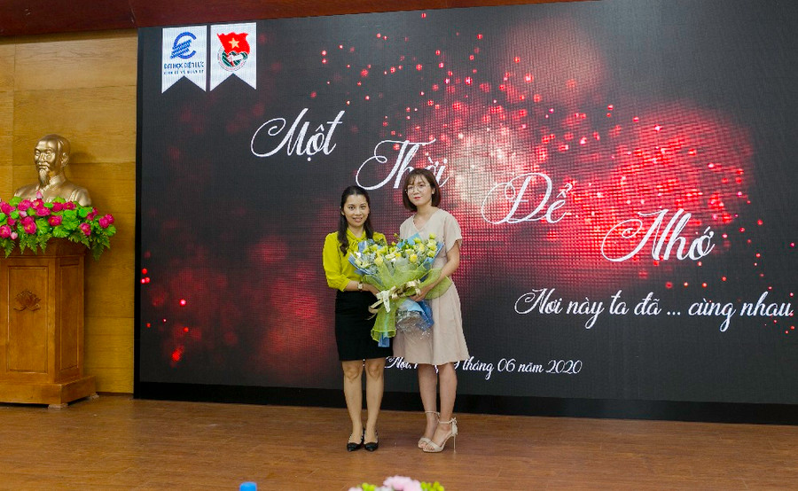 Tình thầy, nghĩa bạn đầy cảm xúc ngày chia tay ảnh 1