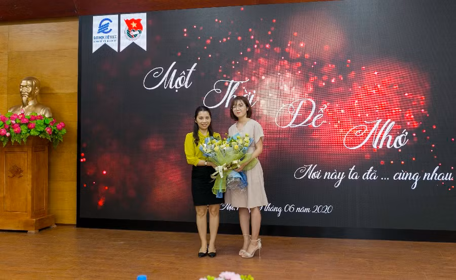 Tình thầy, nghĩa bạn đầy cảm xúc ngày chia tay ảnh 1