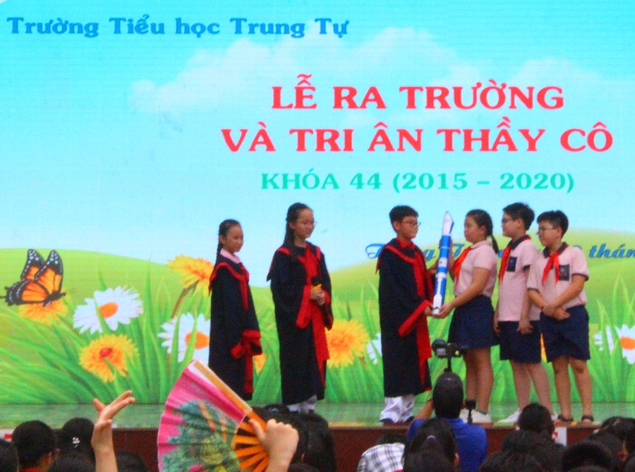 Thầy cô biểu diễn văn nghệ tặng trò trong lễ bế giảng ảnh 5