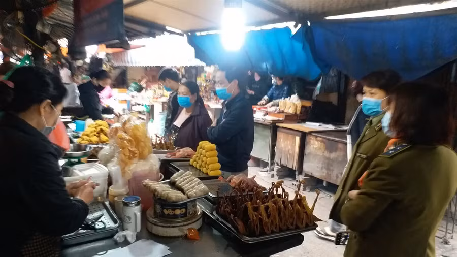 Ngày đầu Hà Nội thực hiện cách ly: Đường phố vắng vẻ, xử lý nghiêm không đeo khẩu trang ảnh 5