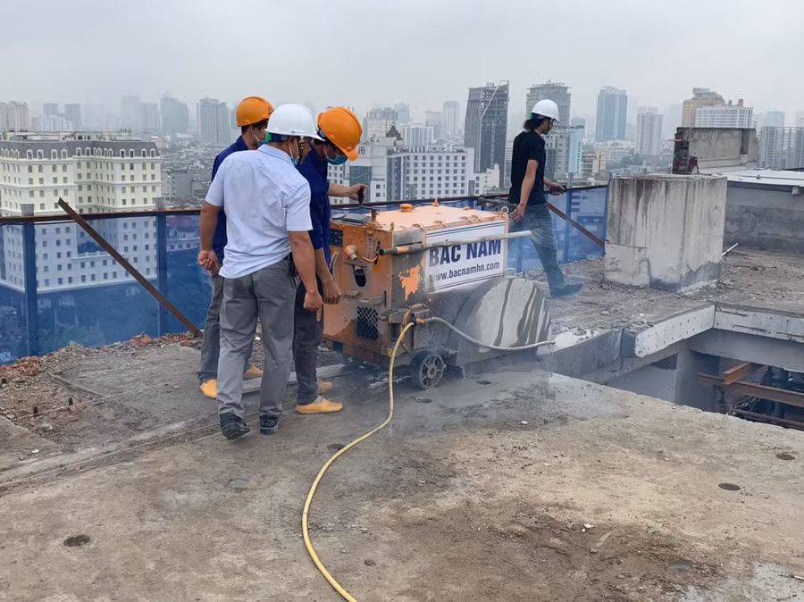 Hà Nội: Bắt đầu cắt sàn mái tầng 18 công trình vi phạm số 8B Lê Trực