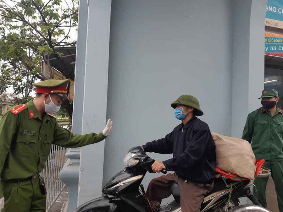 Hà Nội: Ra ngoài không đúng mục đích, hàng trăm trường hợp bị nhắc nhở ảnh 2 Hà Nội: Ra ngoài không đúng mục đích, hàng trăm trường hợp bị nhắc nhở ảnh 2