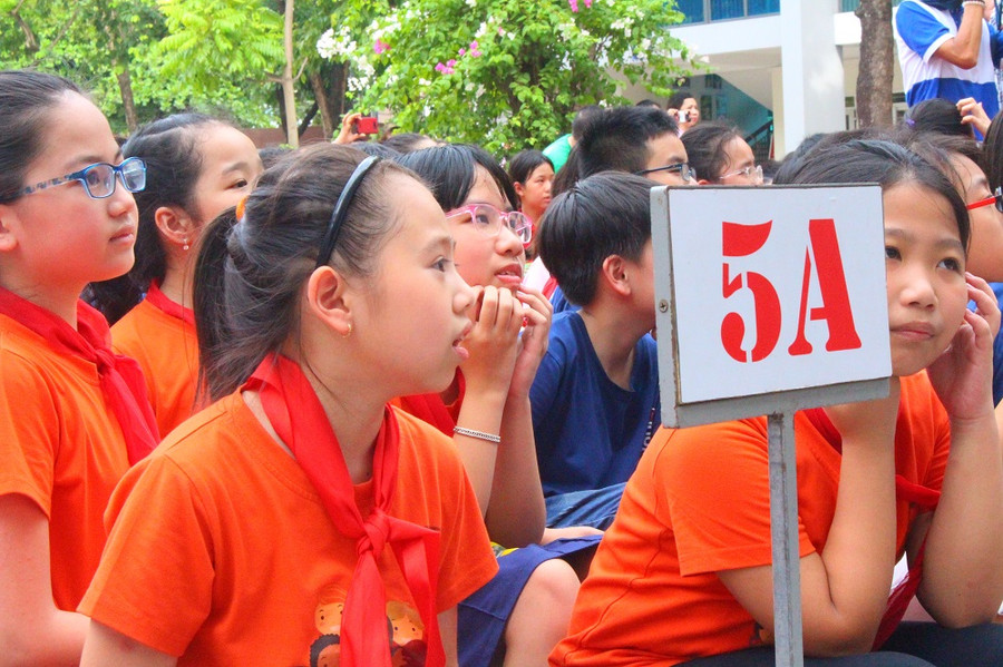 Thầy cô biểu diễn văn nghệ tặng trò trong lễ bế giảng ảnh 2