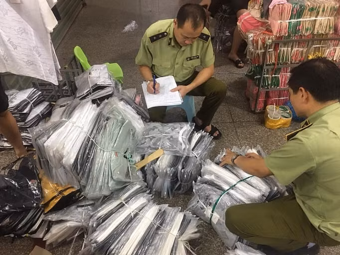 Hà Nội: Phát hiện gần 4.700 hàng giả, nhập lậu ở khu chợ Ninh Hiệp