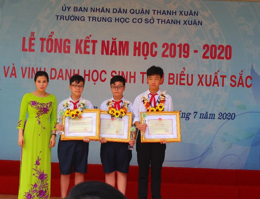 Cặp song sinh Hà thành nức tiếng với loạt thành tích học tập xuất sắc