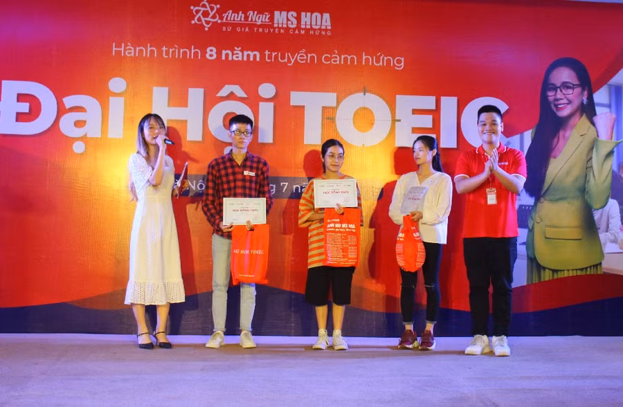 Gần 1.000 thí sinh tranh tài cuộc thi TOEIC miễn phí ảnh 8