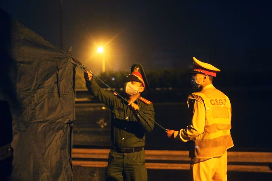 Trong đêm lập 30 chốt kiểm soát tại các cửa ngõ Thủ đô