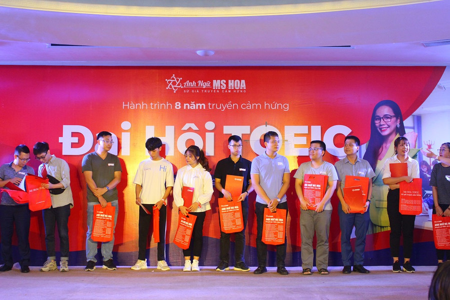 Gần 1.000 thí sinh tranh tài cuộc thi TOEIC miễn phí ảnh 9