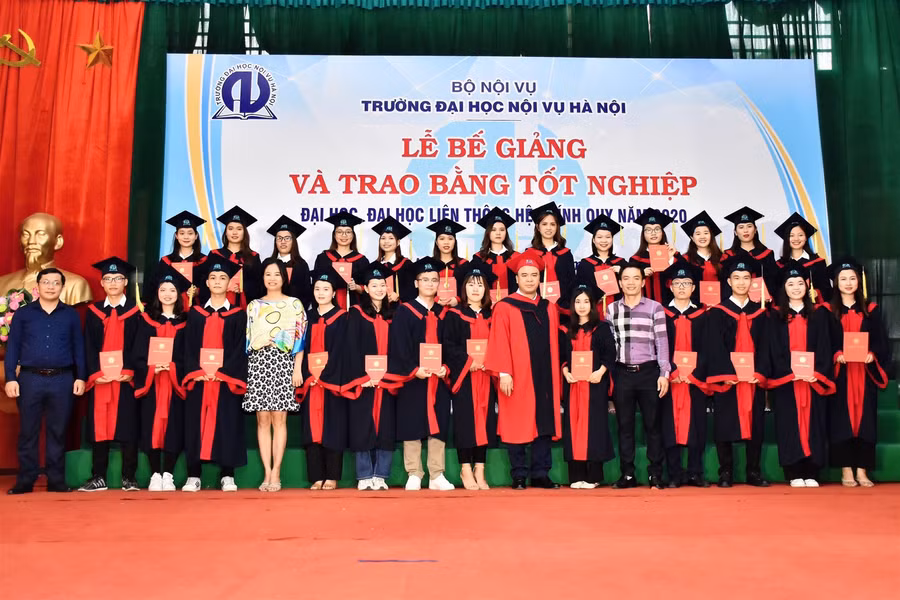 Trường ĐH Nội vụ Hà Nội trao bằng tốt nghiệp cho hơn 450 tân cử nhân ảnh 2