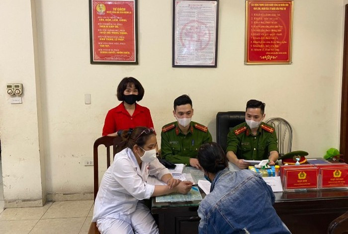 Hà Nội: Không đeo khẩu trang nơi công cộng, một trường hợp bị phạt 200 nghìn  Hà Nội: Không đeo khẩu trang nơi công cộng, một trường hợp bị phạt 200 nghìn