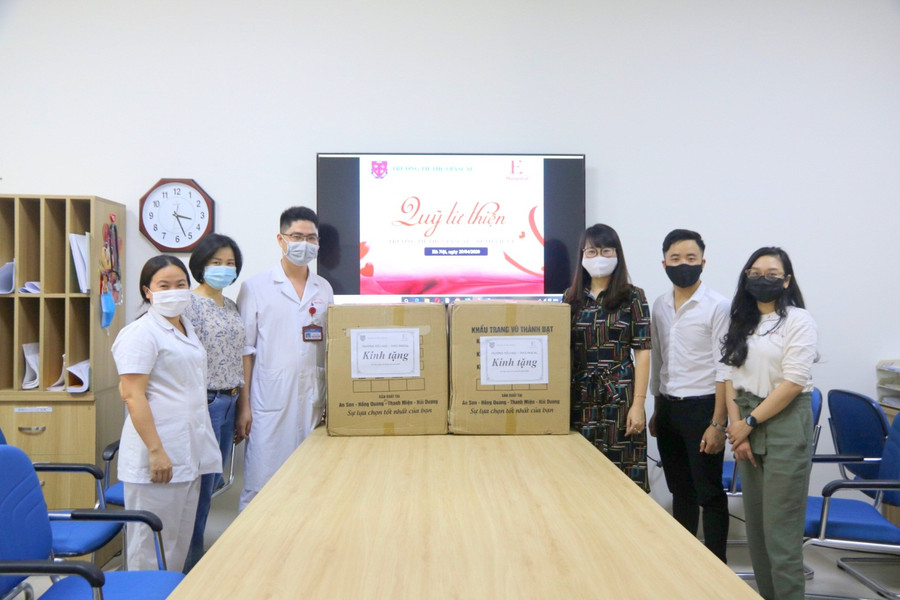 Hà Nội: Tiếp tục trao tặng hàng nghìn khẩu trang cho các trường học ảnh 1 Hà Nội: Tiếp tục trao tặng hàng nghìn khẩu trang cho các trường học ảnh 1